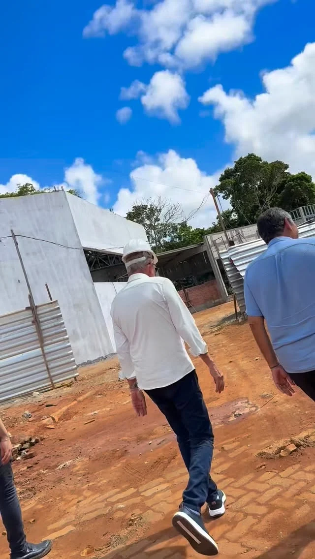Vem ver 🤩 🏗️ A obra de reforma e ampliação do Auditório da UPB segue em ritmo acelerado e já se aproxima o momento dessa grande entrega para o municipalismo baiano, com uma estrutura moderna, acolhedora e preparada para ser referência nacional no atendimento aos prefeitos e prefeitas da Bahia. 

Além da modernização do auditório, o projeto contempla a construção de um novo espaço anexo, com café gourmet, sala de reunião, sala de imprensa e novos gabinetes, oferecendo mais conforto, funcionalidade e melhores condições de capacitar e receber gestores de toda a Bahia e servidores dos municípios.

A iniciativa conta com o apoio do Governo do Estado, por meio de recursos de emenda de autoria do senador Jaques Wagner e também recursos próprios da entidade, reforçando o compromisso da UPB com o fortalecimento das gestões municipais em eventos municipalistas!

É a UPB construindo a melhor estrutura do Brasil para os prefeitos e prefeitos da Bahia.