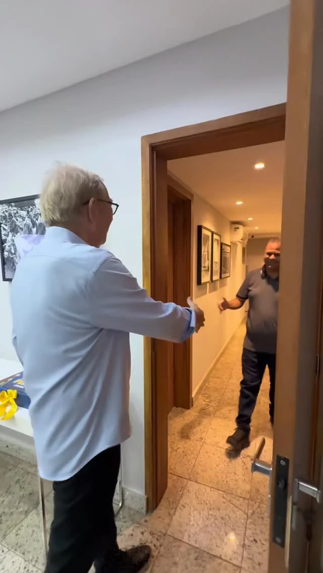 Nosso Presidente @wilsonpcardoso_ recebeu a visita do Prefeito @marcelopecorelli de Jitaúna, que trouxe o convite do São Pedro do município, mas também uma notícia muito boa! A prefeitura economizou R$350 mil este ano, com a redução nos cachês das bandas, em uma ação do MP/BA, TCE, TCM, em parceria com a UPB. É festa e tradição garantidas, com responsabilidade e transparência nos recursos. Quem ganha é a população!

#SãoJoãoPéNoChão #FestejosJuninos #Tradição