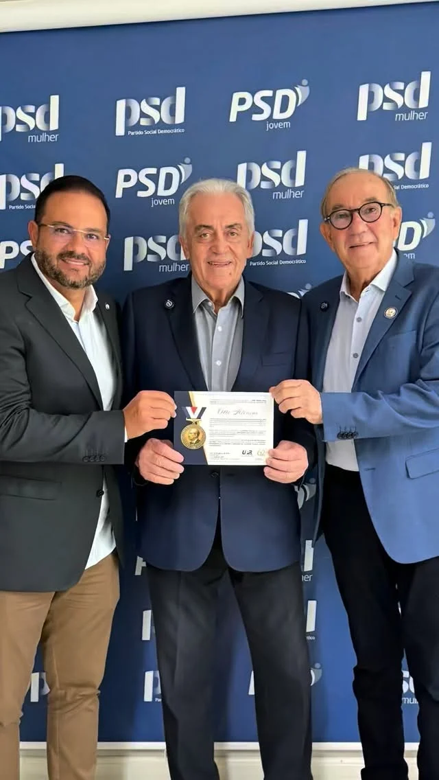 O municipalismo se fortalece quando grandes lideranças unem esforços em defesa dos municípios 🤝

Hoje, o presidente da UPB, Wilson Cardoso, e o diretor da entidade e prefeito de Ipecaetá, Júnior Piaggio, oficializaram o convite ao senador Otto Alencar para receber a Comenda Governador João Durval Carneiro, a mais alta honraria da União dos Municípios da Bahia, concedida a personalidades que prestam relevantes serviços aos municípios baianos.

Durante o encontro, o senador agradeceu a homenagem e reafirmou seu compromisso com as pautas municipalistas, anunciando apoio ao pleito da UPB para que o PLP 51/2021 seja analisado pela Comissão de Assuntos Econômicos do Senado Federal. A proposta cria o Simples Município, reduzindo a contribuição previdenciária conforme a realidade financeira das prefeituras, uma medida que pode ampliar a capacidade de investimento e fortalecer a gestão municipal.

A primeira entrega da Comenda Governador João Durval Carneiro acontecerá no dia 13 de agosto, às 16h, na sede da UPB, durante as celebrações pelos 62 anos da entidade. A solenidade marcará ainda a inauguração do novo Espaço Municipalista e a entrega da reforma e ampliação do Auditório Prefeito Antonio Lomanto Junior.

#UPB #Municipalismo #Bahia #GestãoMunicipal #OttoAlencar WilsonCardoso JoãoDurvalCarneiro 62AnosUPB
