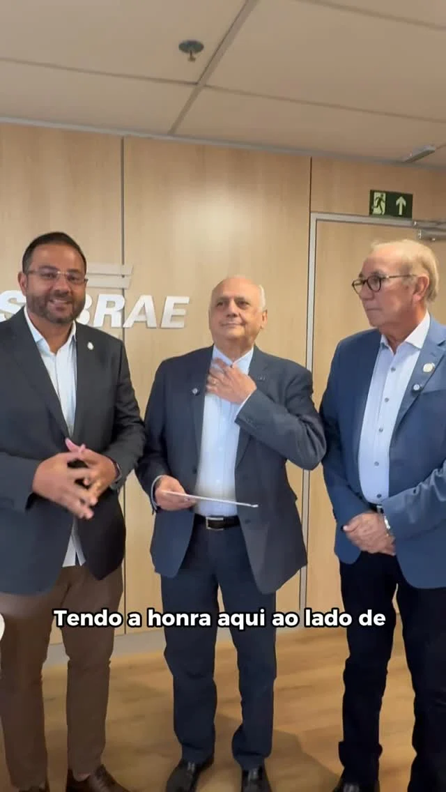 O municipalismo se fortalece quando lideranças que acreditam na força dos municípios dedicam sua trajetória à construção de uma Bahia cada vez mais forte.

O presidente da UPB, Wilson Cardoso, e o diretor da entidade e prefeito de Ipecaetá, Júnior Piaggio, oficializaram o convite da entrega da Comenda Governador João Durval Carneiro ao diretor-superintendente do Sebrae Bahia, Jorge Khoury, em reconhecimento à sua contribuição e aos relevantes serviços prestados em defesa dos municípios baianos.

A homenagem acontece no dia 13 de agosto, às 16h, na sede da UPB, durante as celebrações pelos 62 anos da entidade, marcadas também pela inauguração do novo Espaço Municipalista e pela entrega da reforma e ampliação do Auditório Prefeito Antonio Lomanto Junior. #UPB #Municipalismo #Bahia #GestãoMunicipal