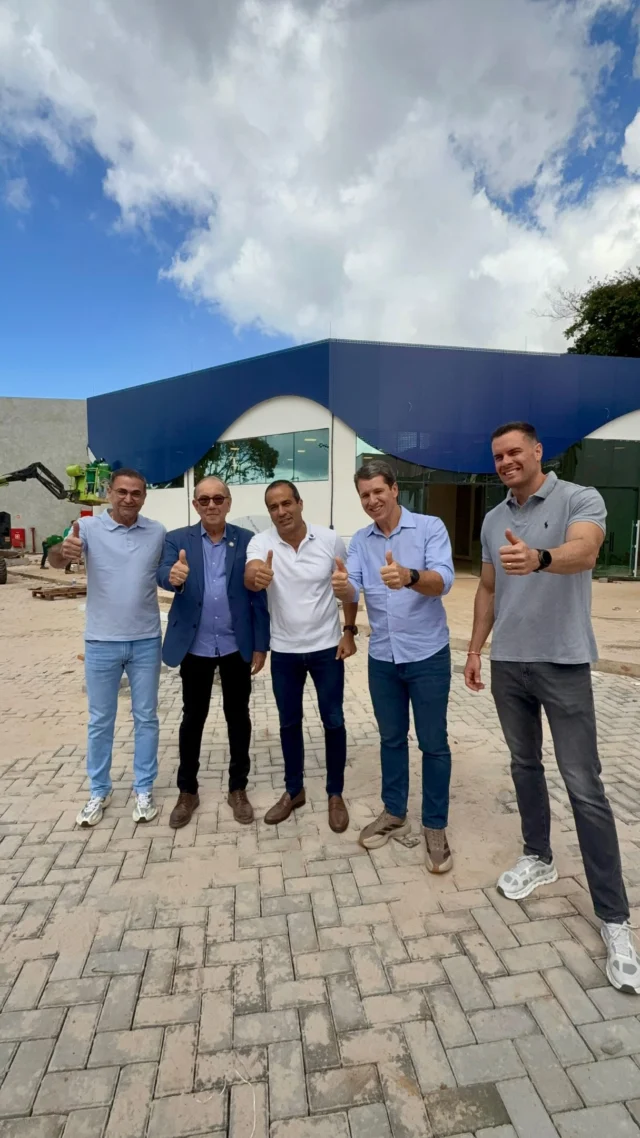 O Municipalismo baiano unido para celebrar novos espaços e novas conquistas! 🤝❤️💙

A União dos Municípios da Bahia (UPB) recebeu, nesta sexta-feira (7/8), o prefeito de Salvador, Bruno Reis, o ex-presidente da UPB, Zé Cocá e o Prefeito de Jequié, Flavinho Santana, que estava acompanhado do deputado Hassan, para visita às obras de reforma, ampliação e modernização da sede da entidade.

Ao lado do presidente Wilson Cardoso, os convidados conheceram de perto as mudanças estruturais do Auditório Prefeito Antonio Lomanto Júnior e a construção do novo Espaço Municipalista da sede da UPB que vão proporcionar uma estrutura ainda mais moderna e acolhedora para prefeitos e prefeitas de toda a Bahia.

E a expectativa só aumenta! 🚀

No próximo dia 13 de agosto, estaremos todos juntos para uma grande celebração pelos 62 anos de fundação da UPB, que ganhará a melhor estrutura do Brasil entre as entidades municipalistas estaduais!