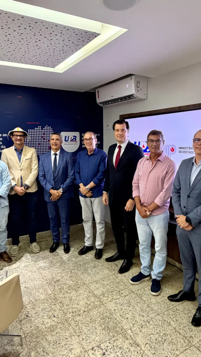 Segurança pública também se constrói nos municípios. 🤝

O presidente da UPB, Wilson Cardoso, recebeu o procurador-geral de Justiça da Bahia, Pedro Maia, o coordenador do projeto Município Seguro, promotor Hugo Casciano, e o conselheiro do TCE-BA, Marcus Presídio, para fortalecer a parceria em torno de uma agenda estratégica para os municípios baianos.

A proposta é avançar na implantação dos Conselhos Municipais de Segurança Pública e dos Planos Municipais de Segurança nos 417 municípios da Bahia, aproximando as políticas públicas da realidade de cada comunidade.

A UPB assume esse compromisso ao lado do Ministério Público da Bahia, acreditando que a união entre instituições e municípios é fundamental para prevenir a violência, fortalecer a presença do Estado e construir uma Bahia mais segura e de paz.